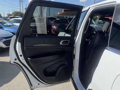 Used 2018 Jeep Grand Cherokee Laredo AWD/4WD image 21