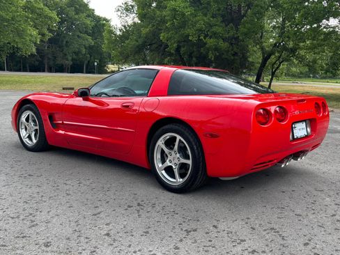 Used 2004 Chevrolet Corvette Coupe w/ Preferred Equipment Group RWD image 11