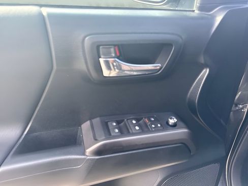 Used 2016 Toyota Tacoma SR5 RWD image 16