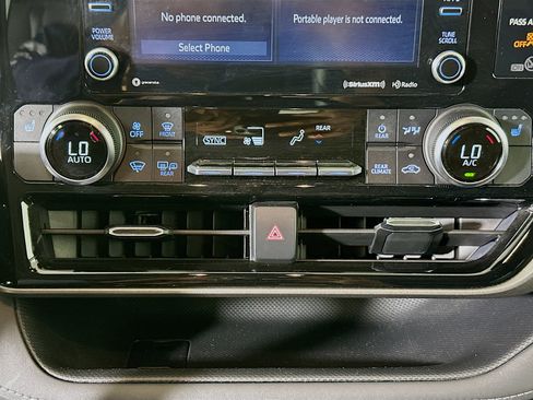 Used 2021 Toyota Highlander XLE FWD image 23