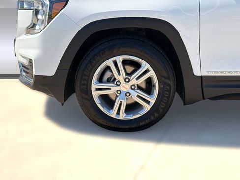 Used 2024 GMC Terrain SLE image 12