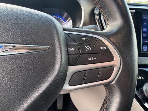 Used 2017 Chrysler Pacifica Touring-L image 24