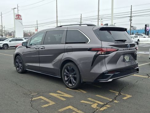 Used 2021 Toyota Sienna XSE w/ XSE Plus Package image 4