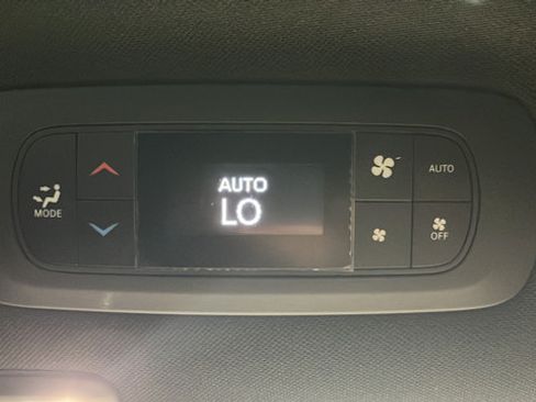 Used 2023 Chrysler Pacifica Limited w/ Uconnect Theater Family Group FWD image 37