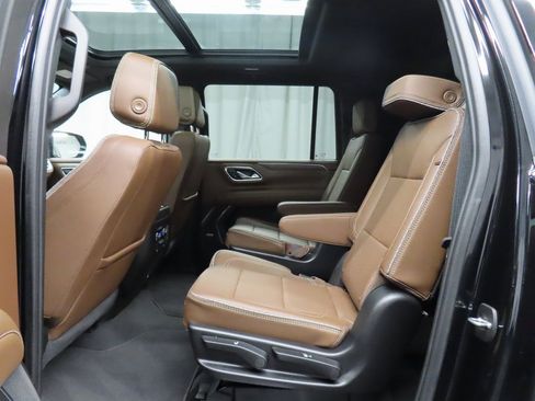 Used 2024 Chevrolet Suburban High Country image 10