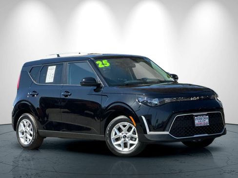 Used 2025 Kia Soul LX w/ LX Technology Package FWD image 2