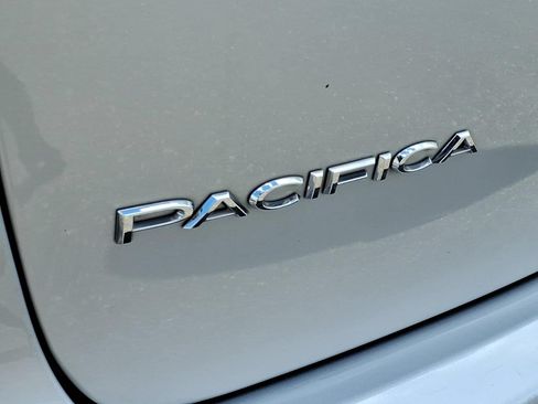 Used 2024 Chrysler Pacifica Touring-L FWD image 33