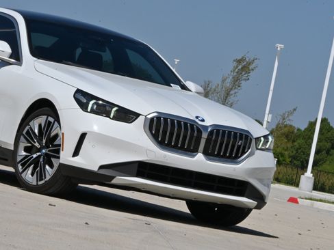 Used 2025 BMW i5 eDrive40i w/ Executive Package RWD image 36