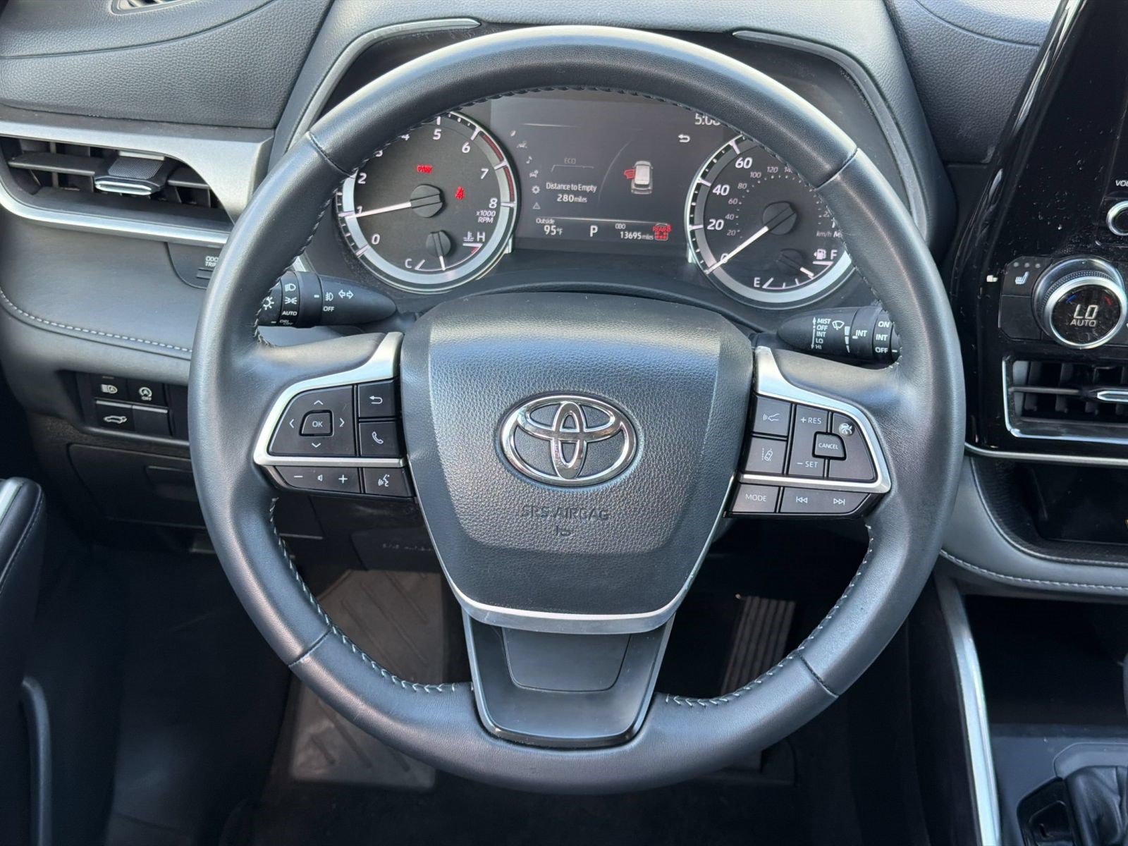 Used 2026 Toyota Highlander XLE AWD/4WD image 11