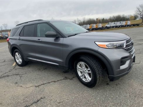 Used 2022 Ford Explorer XLT image 2
