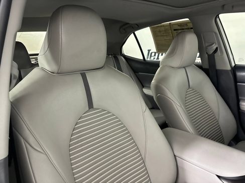 Used 2022 Toyota Camry SE w/ Convenience Package FWD image 27
