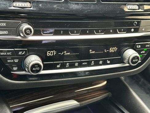 Used 2021 BMW 530i w/ Convenience Package RWD image 21