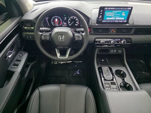 Used 2025 Honda Pilot Touring image 13