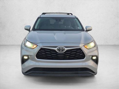 Used 2021 Toyota Highlander LE FWD image 2