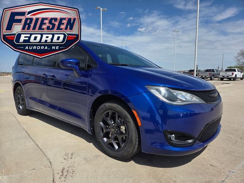 Used 2018 Chrysler Pacifica Touring Plus w/ S Appearance Package FWD image 3