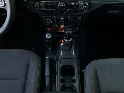 Used 2025 Jeep Wrangler Unlimited Rubicon image 14