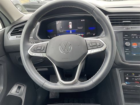 Used 2022 Volkswagen Tiguan SE w/ Panoramic Sunroof Package image 16