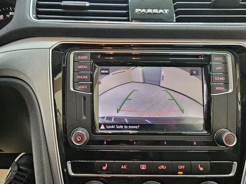 Used 2019 Volkswagen Passat Wolfsburg Edition image 31