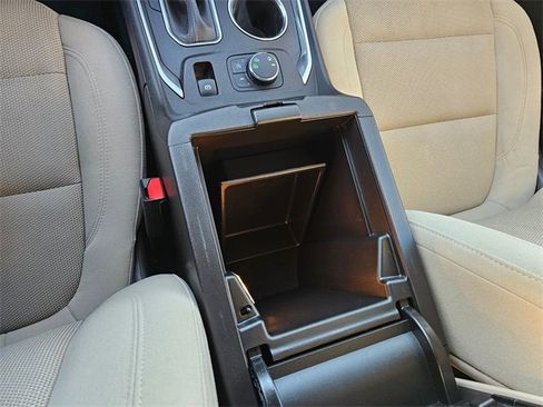 Used 2022 Chevrolet Traverse LT image 25