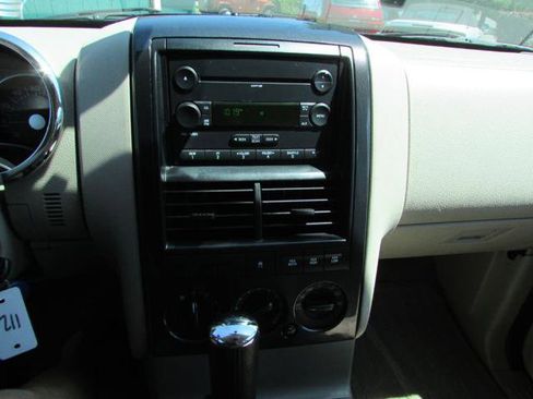 Used 2006 Ford Explorer XLT image 11