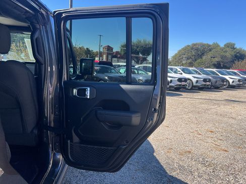 Used 2024 Jeep Gladiator Sport image 10