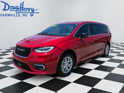 Used 2025 Chrysler Pacifica Select