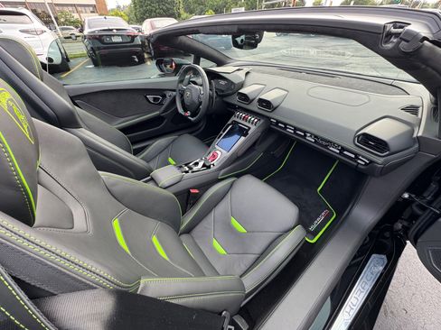 Used 2020 Lamborghini Huracan EVO image 11