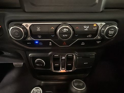 Used 2023 Jeep Wrangler Unlimited w/ Convenience Group AWD/4WD image 25