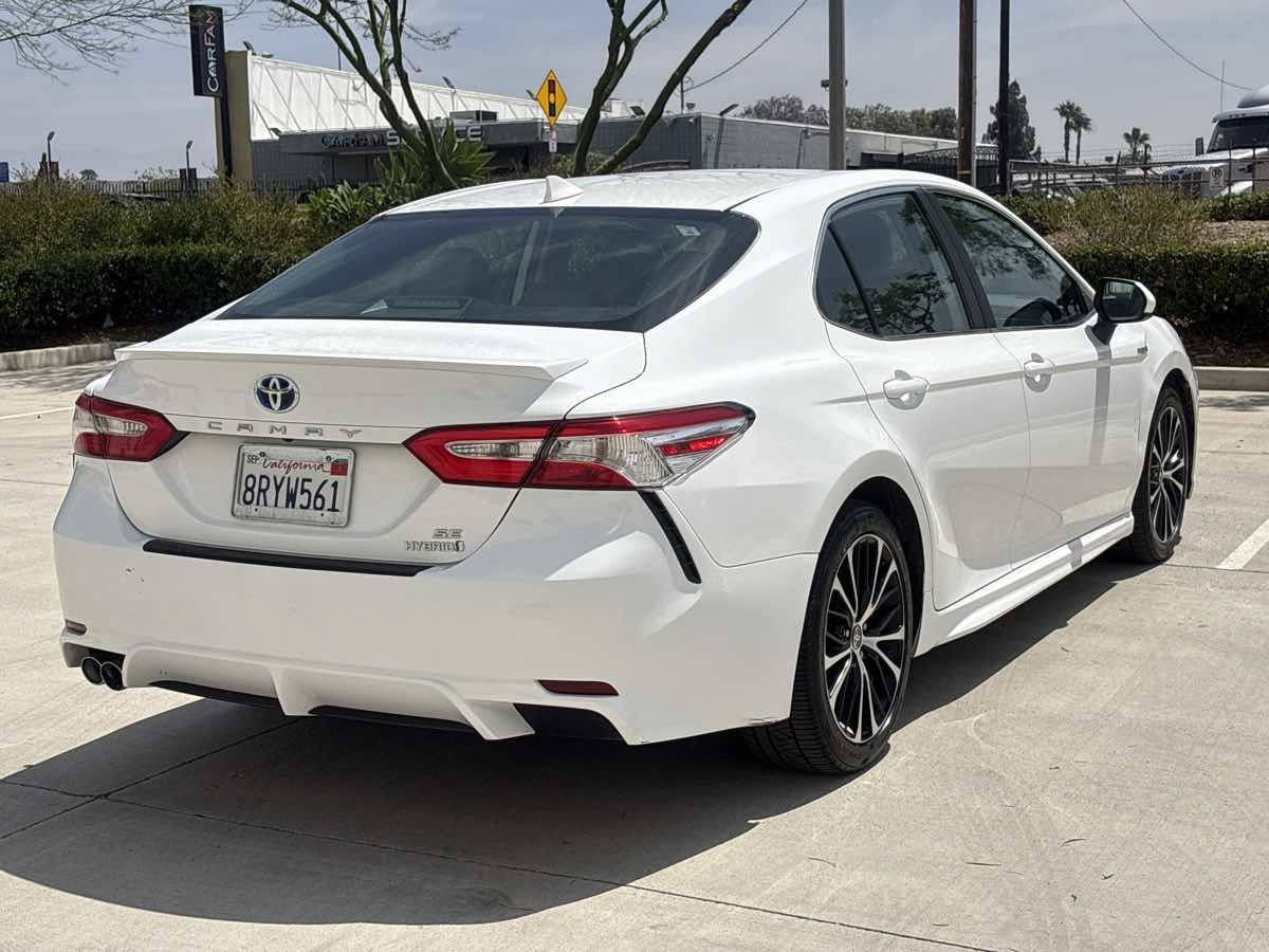 Used 2020 Toyota Camry SE w/ Carpet Mat Package FWD image 3