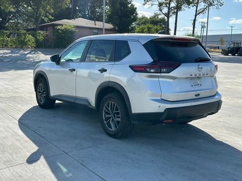Used 2024 Nissan Rogue S FWD image 3