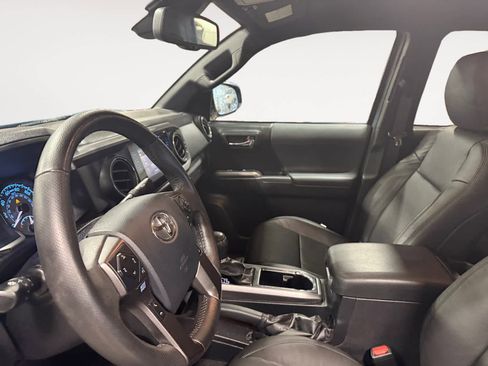 Used 2019 Toyota Tacoma TRD Sport image 11