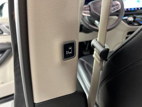 Used 2023 Chrysler Pacifica Touring-L FWD image 49