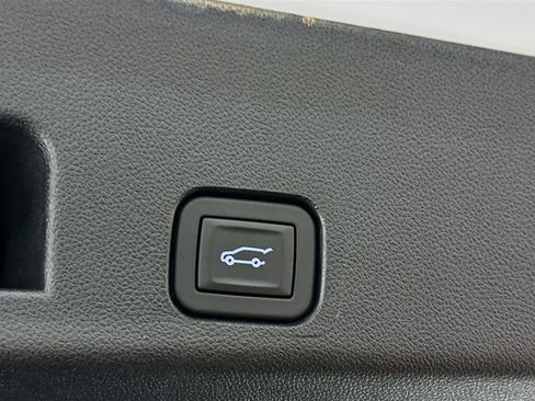 Used 2025 Chevrolet Traverse LT image 32