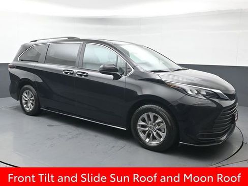 Used 2025 Toyota Sienna LE image 9
