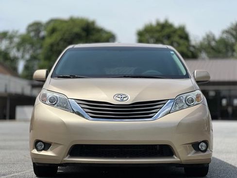 Used 2013 Toyota Sienna XLE w/ Premium Pkg FWD image 2