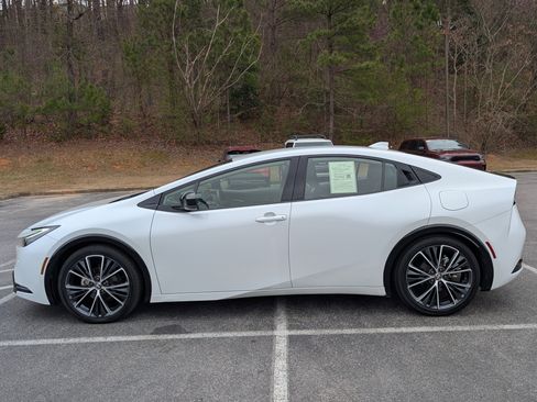 Used 2023 Toyota Prius XLE image 6