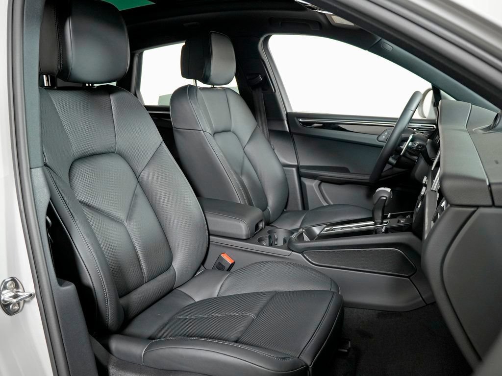 Used 2026 Porsche Macan AWD/4WD image 36