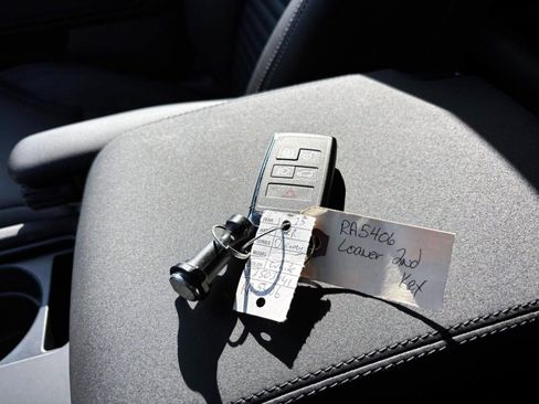 Used 2025 Land Rover Discovery S image 28