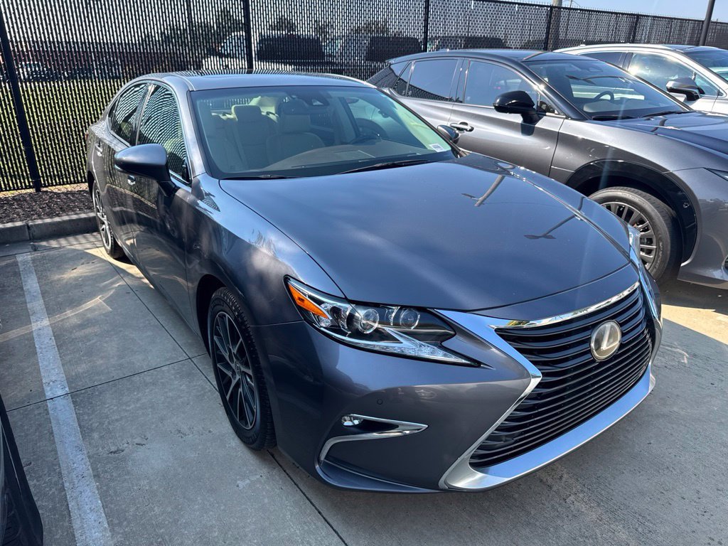 Used 2017 Lexus ES 350 w/ Luxury Package FWD image 2