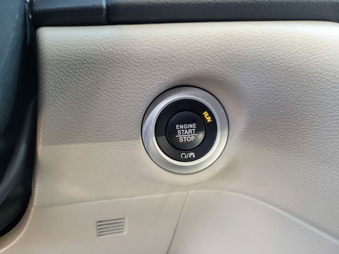 Used 2023 Chrysler Pacifica Touring-L FWD image 18