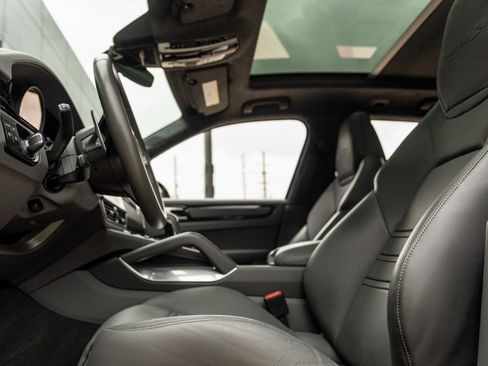 Certified 2022 Porsche Cayenne Turbo S image 23