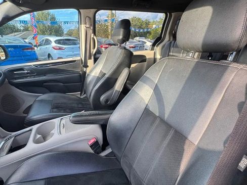 Used 2018 Dodge Grand Caravan SXT image 16