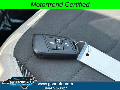 Used 2025 Volkswagen Taos SE FWD image 35