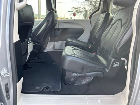 Used 2017 Chrysler Pacifica Touring-L w/ Tire & Wheel Group FWD image 35