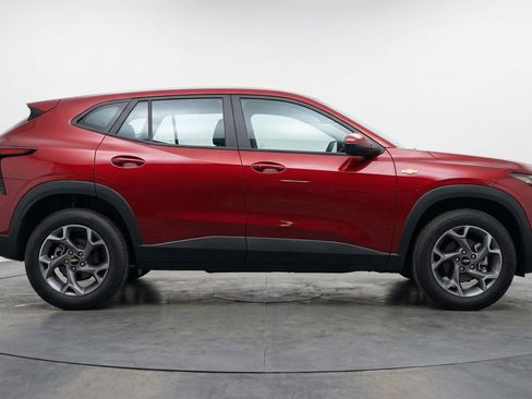 Used 2025 Chevrolet Trax LT FWD image 11