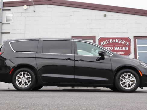 Used 2023 Chrysler Pacifica Touring-L FWD image 7