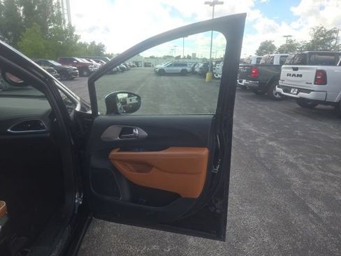 Used 2025 Chrysler Pacifica Pinnacle FWD image 22
