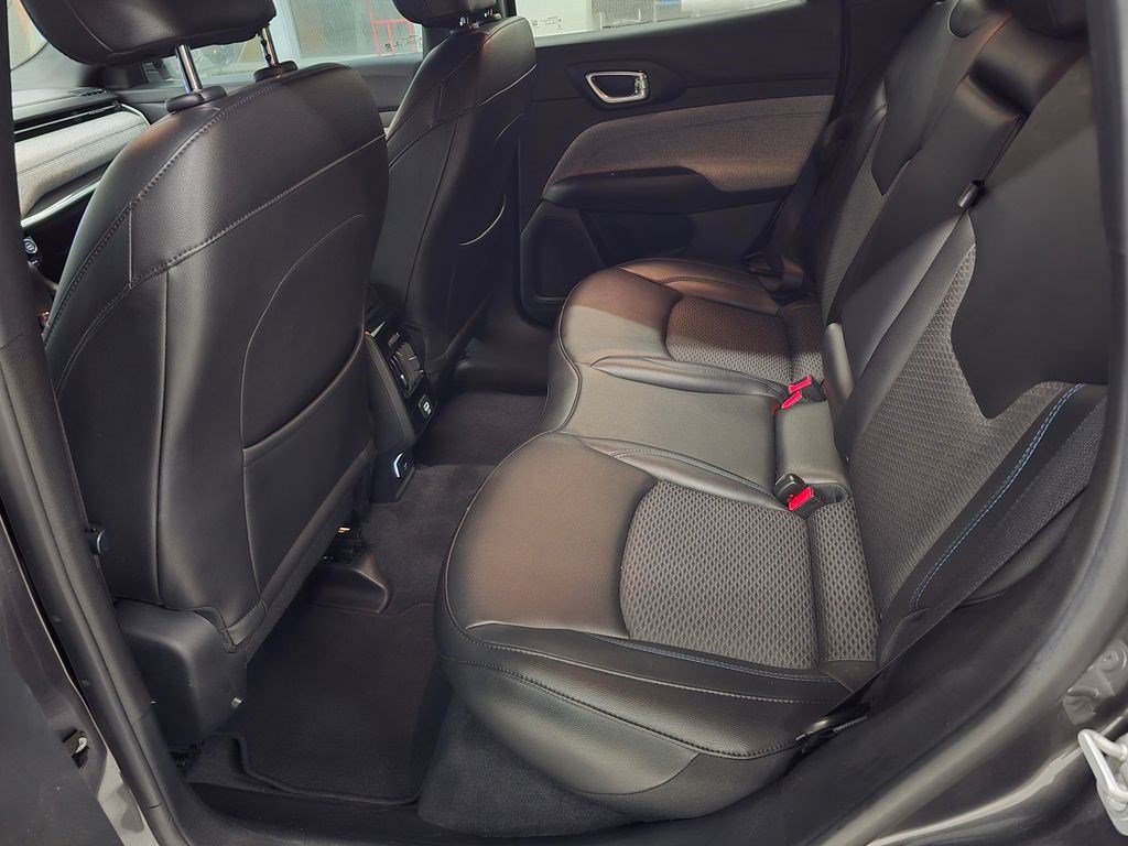 Used 2023 Jeep Compass Latitude AWD/4WD image 28