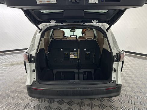 Used 2023 Toyota Sienna XLE FWD image 19