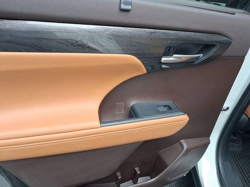Used 2021 Toyota Highlander Platinum image 19